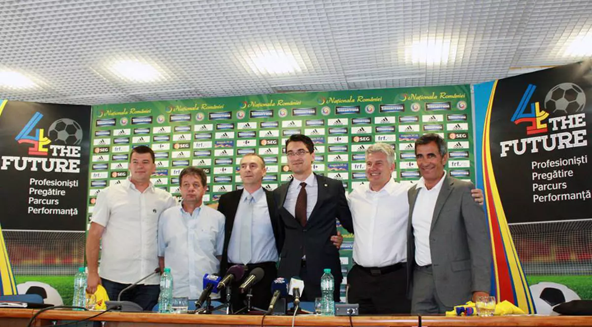 Răzvan Burleanu, al treilea din dreapta, a angajat numai antrenori slabi la loturile de juniori