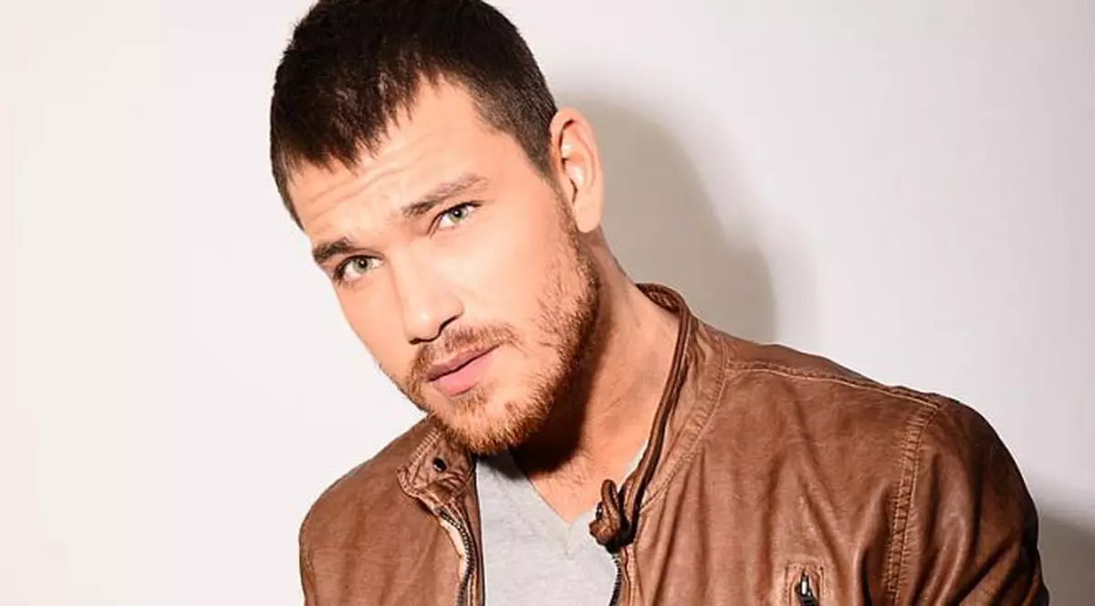 Cântărețul Peter Pop a fost mușcat de un scorpion. L-am lovit