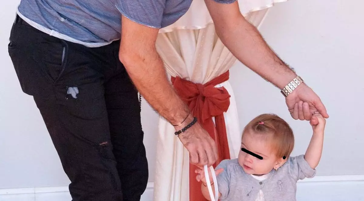 Detaliul din imaginea cu Cornel Ilie. Ce ține agățat de cureaua pantalonilor