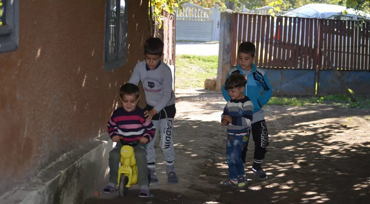 De la Alep la Buzău, în luptă cu sărăcia! Copiii războiului din Siria supraviețuiesc cu greu în România