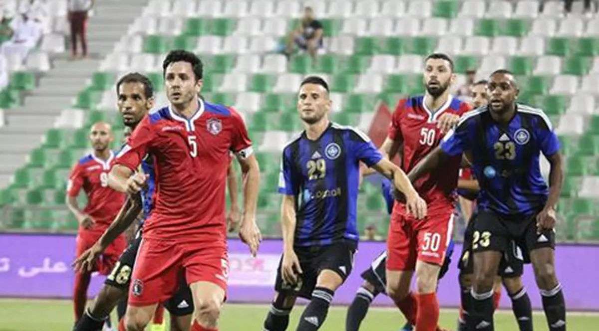 Căpitanul naționalei, Dragoș Grigore, echipamanet negru-albastru cu numărul 29, face marcaj în careu atacanților adverși