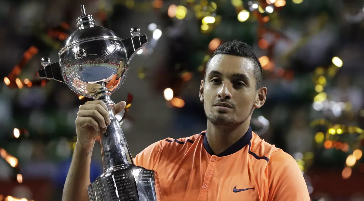 Nick Kyrgios prezintă spectatorilor trofeul câștigat