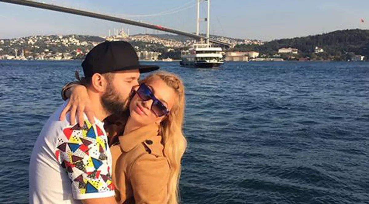 Lora a primit inelul de logodnă, dar nu îl poartă. "Este la gâtul lui..."