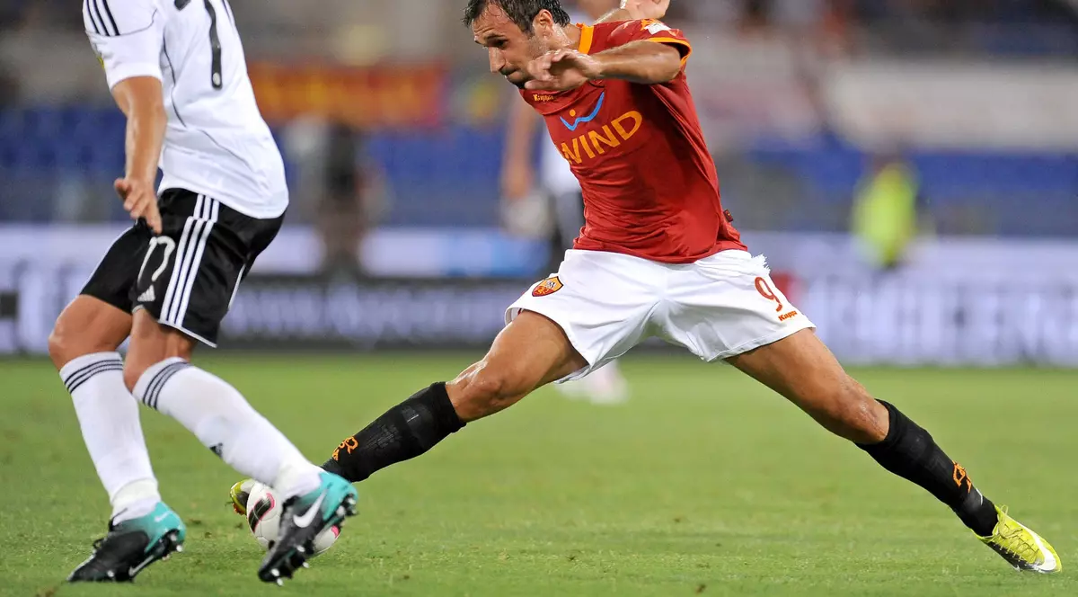 Luca Ceccarelli (stânga), fundașul Cesenei, încearcă să-l deposedeze pe Mirko Vucinici, atacantul lui AS Roma. (FOTO: EPA)