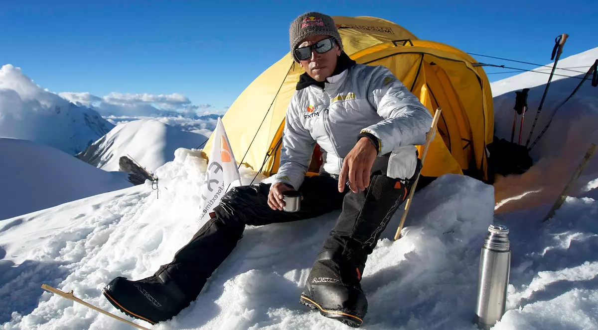 Rusul Valeri Rozov s-a aruncat de la 7.700 de metri înălțime din Masivul Himalaya, întrecând recordul stabilit tot de el în 2013