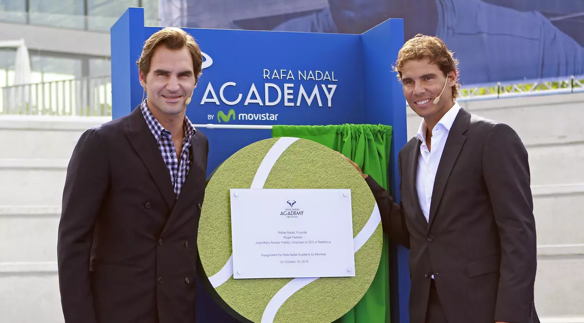 Rafael Nadal (dreapta) zâmbește fericit alături de Roger Federer, la inaugurarea academiei personale de tenis. (FOTO: EPA)
