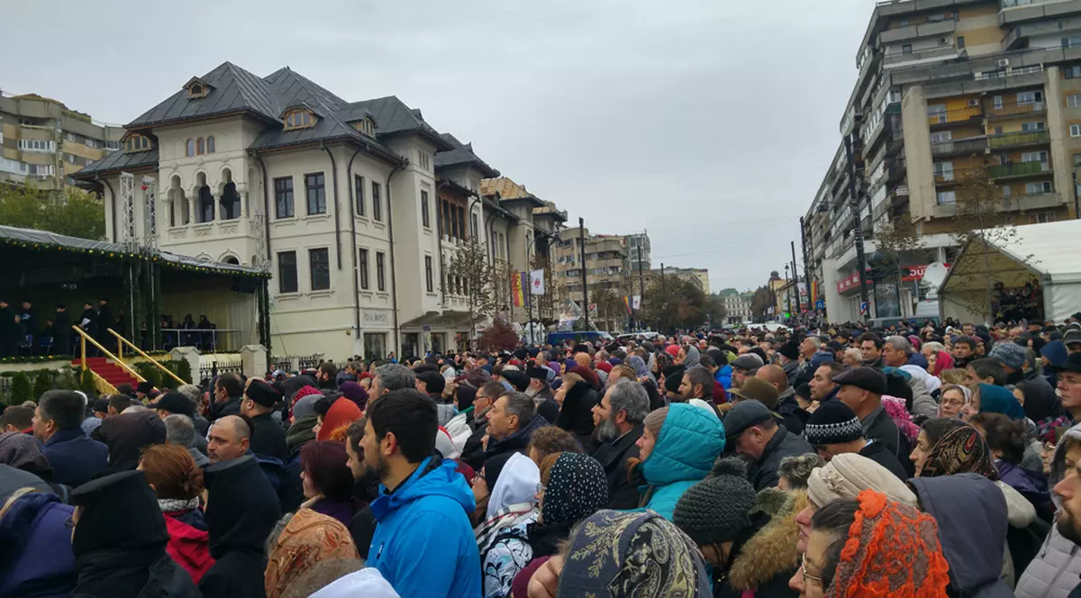 30.000 de oameni s-au închinat la racla cu moaştele Sfintei Parascheva în primele două zile