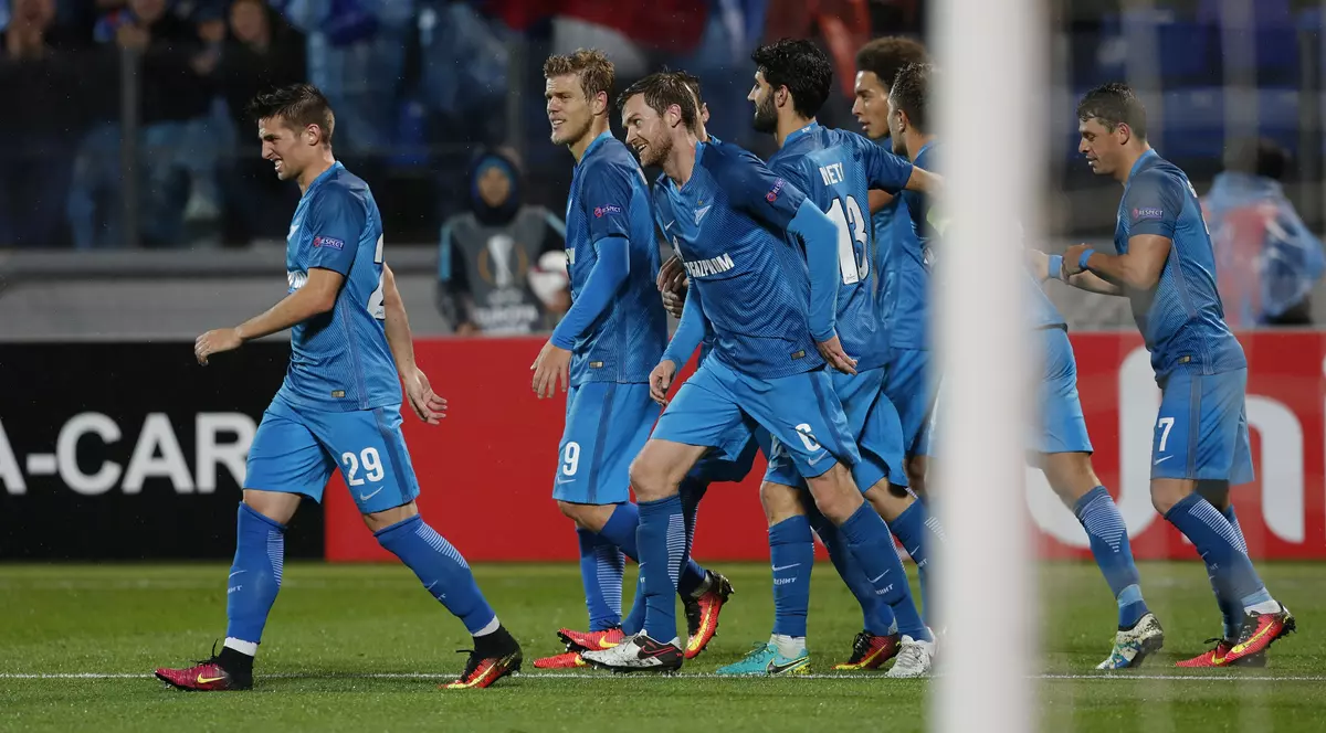 Jucătorii lui Zenit Sankt-Petersburg, bucuroși după un gol marcat. (FOTO: EPA)