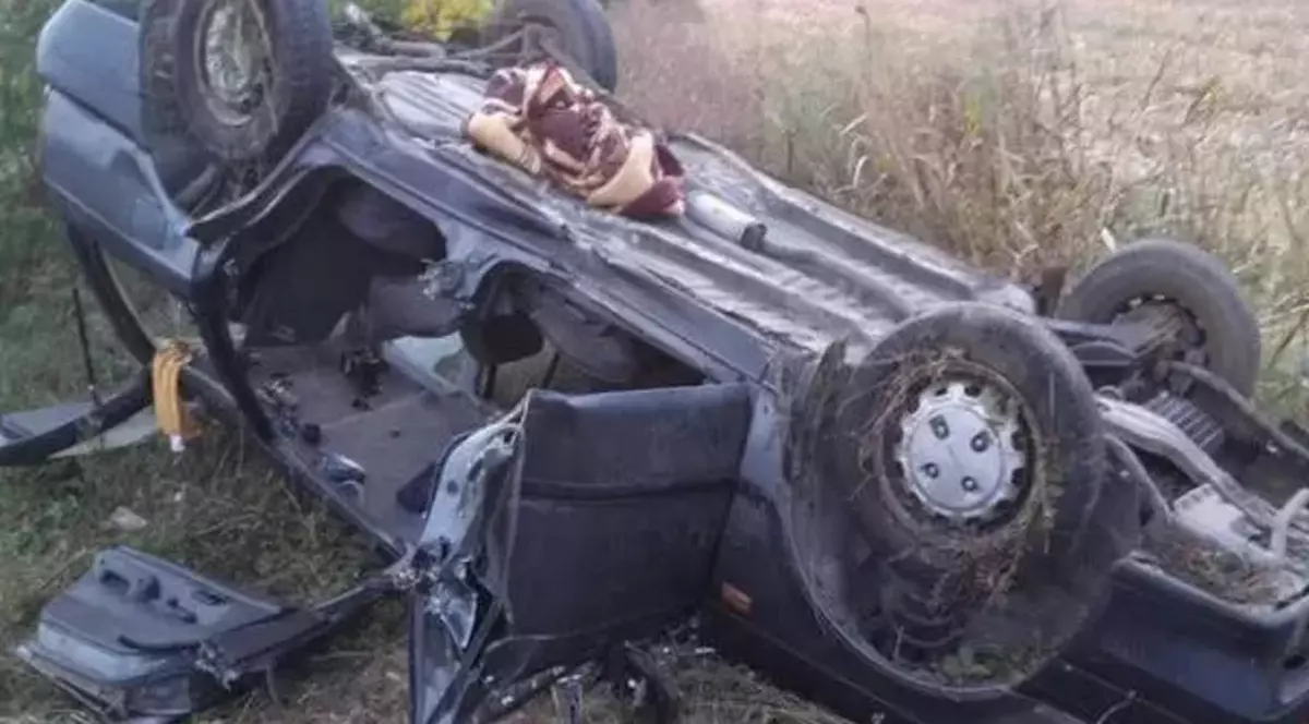 Mașină răsturnată în șanț