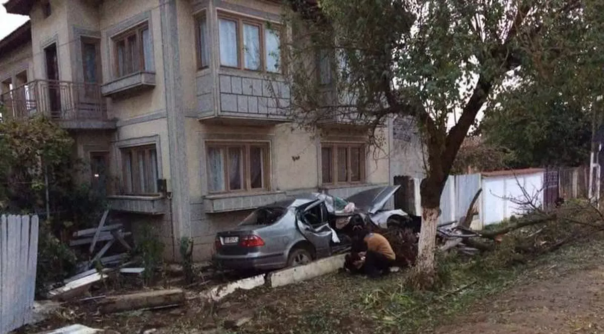 Mașina condusă de Bărăitaru a lovit în plin un copac