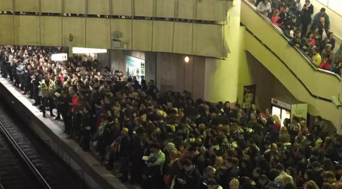Aglomerație la metrou, după ce trei femei au leșinat, iar circulația a fost oprită. Răspunsul Metrorex