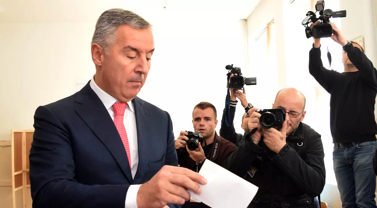 Premierul Milo Djukanovic a fost fotografiat când își depunea votul în urnă
