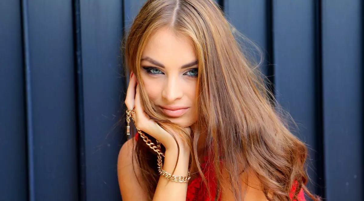 topmodelul alina nine intr-o bluza rosie