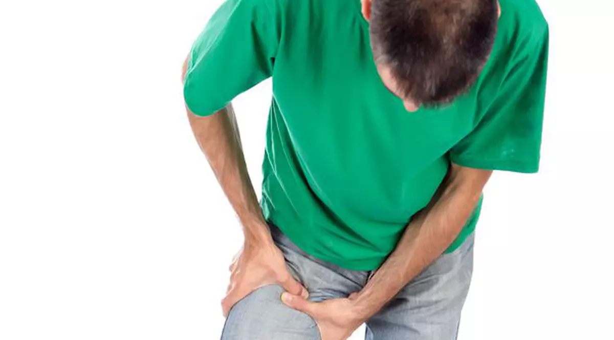 barbat cu amorteala la picior