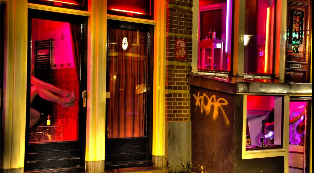 Trei români arestaţi în Amsterdam, după ce un om a murit în Cartierul Roșu