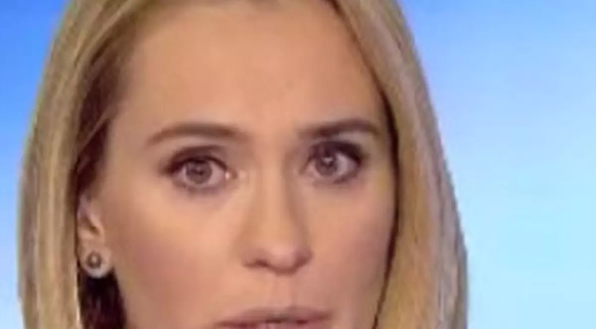 Andreea Esca, îmbrăcată în negru, la pupitrul știrilor