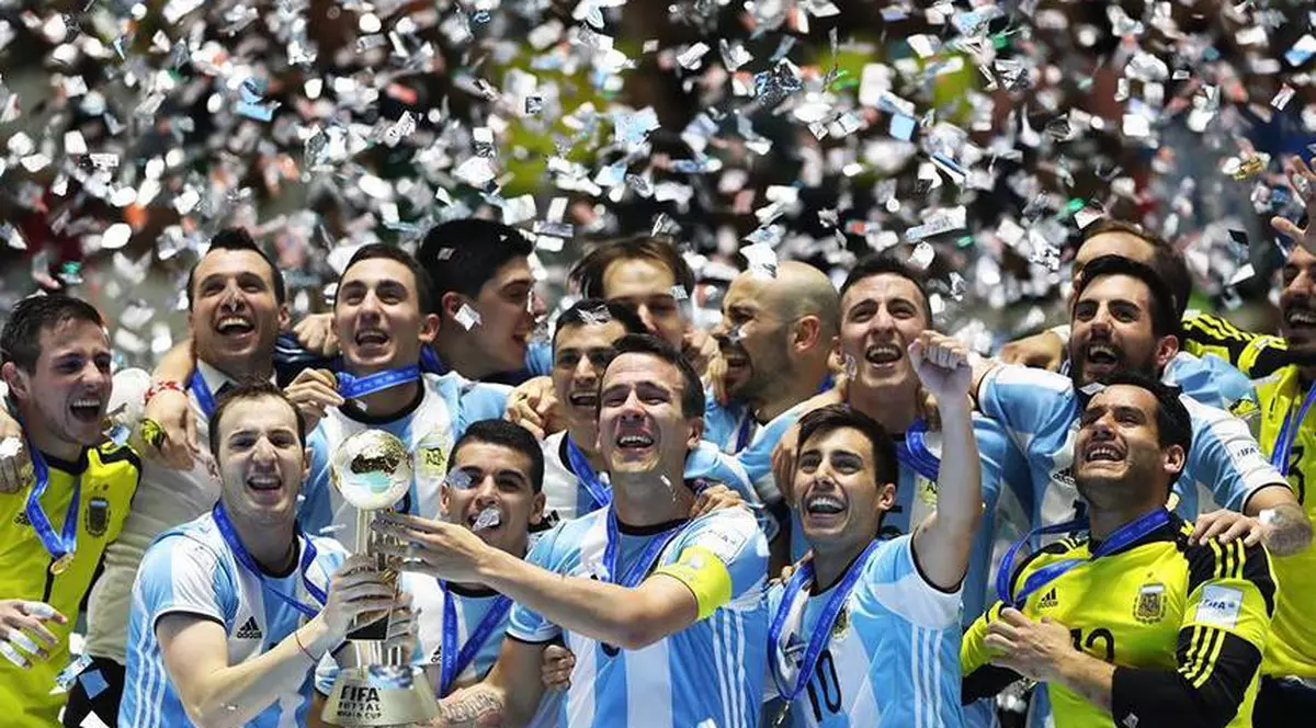 Naţionala de futsal a Argentinei prezintă trofeul Cupei Mondiale.