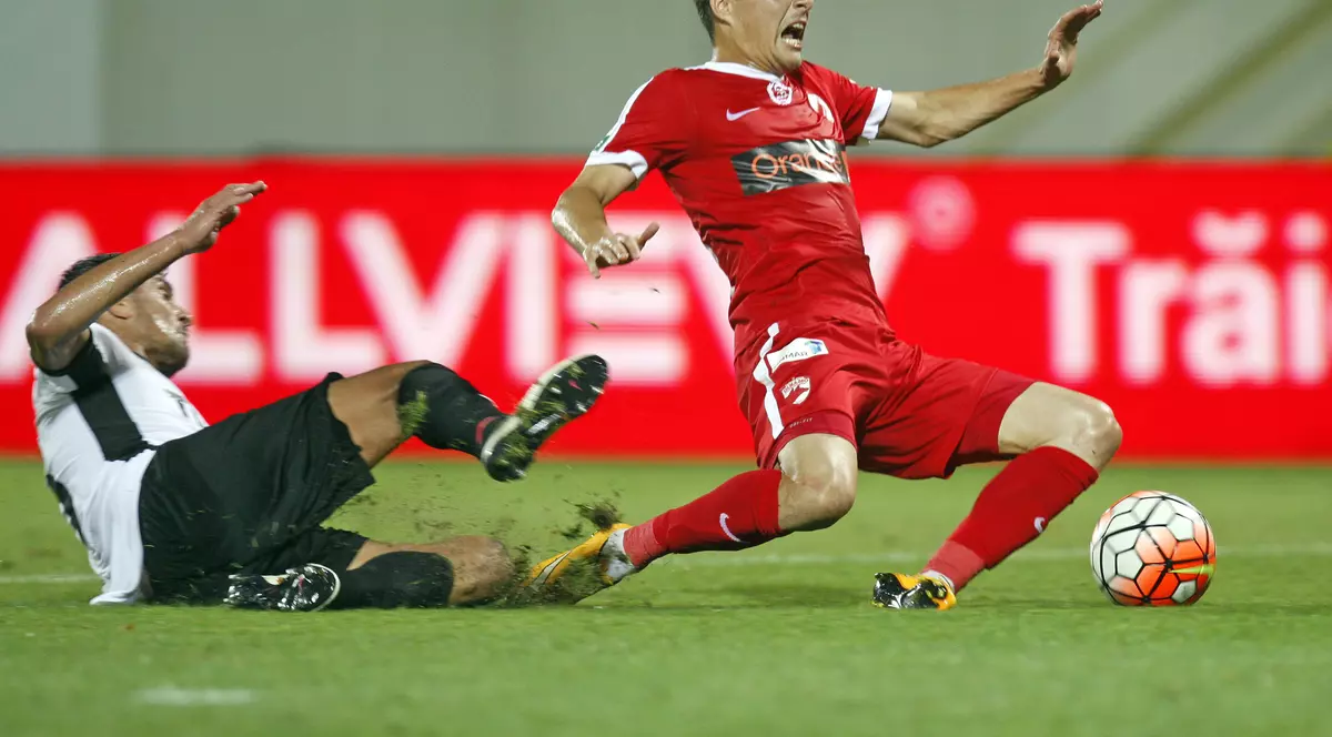 Astralii (în alb) sunt la pământ și la propriu și la figurat