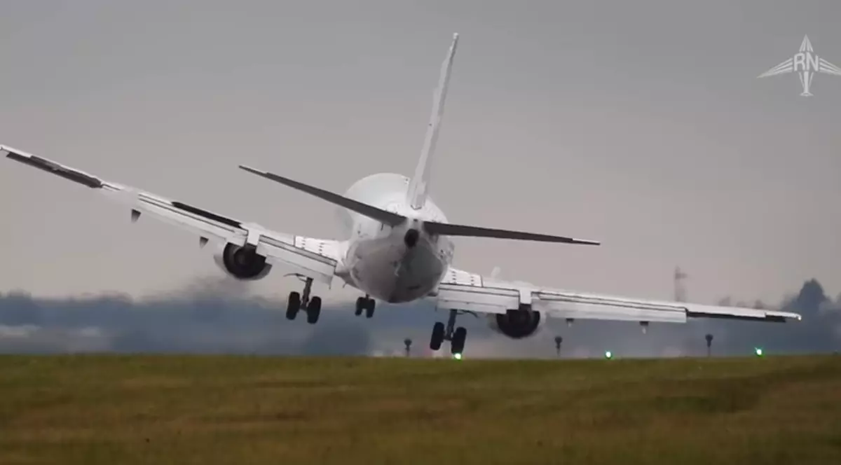 Aterizare cu emoții la Praga! Cum a reușit pilotul unui avion Boeing să aducă aeronava la sol | VIDEO