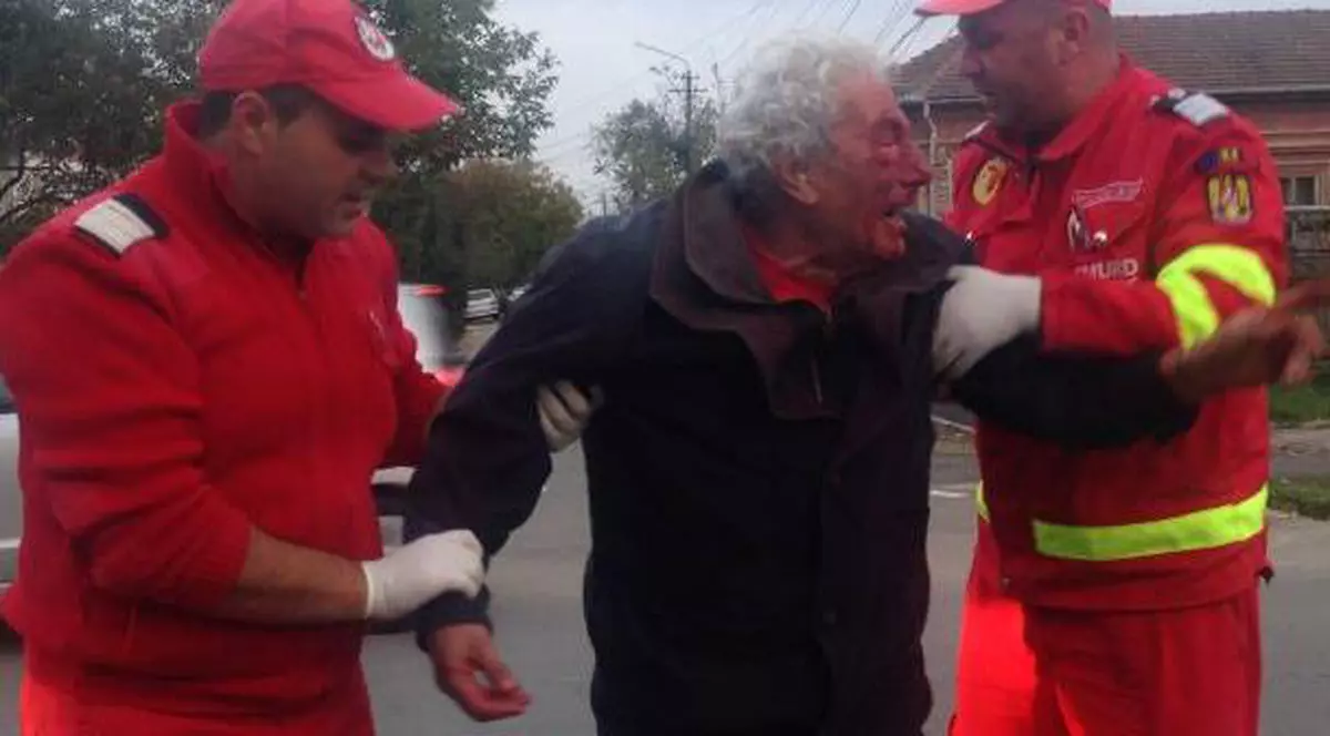 Bătrân bătut în plină stradă