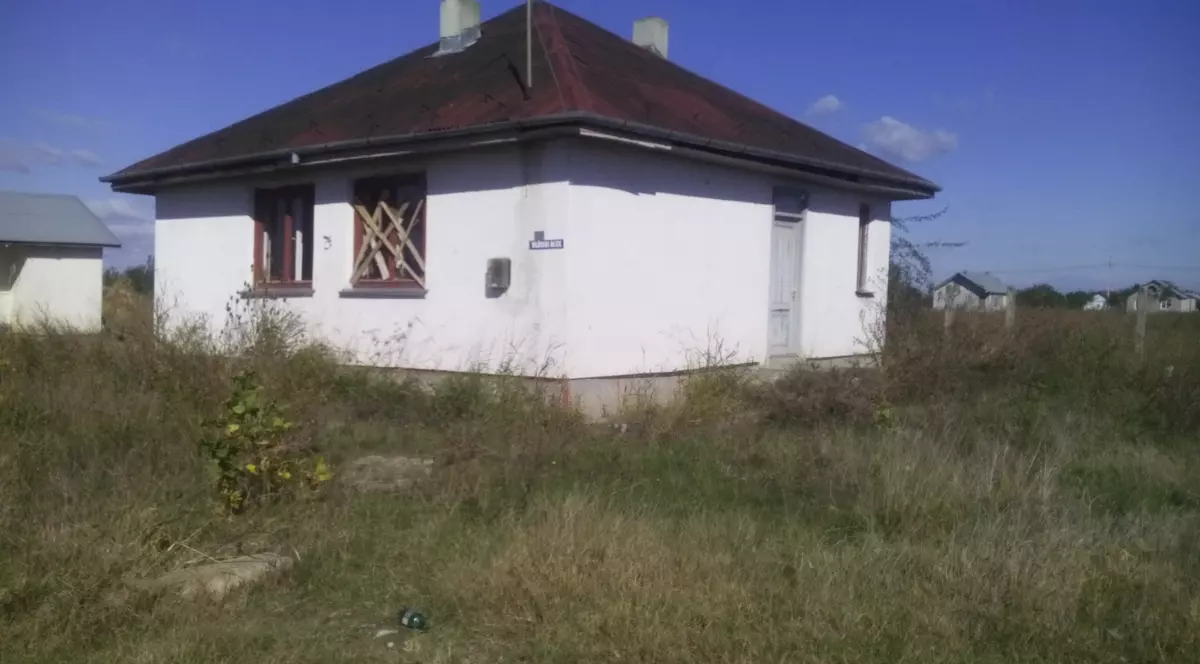 Afacere cu ajutorul primit după inundaţii! Sinistraţii îşi vând casele făcute de Guvern