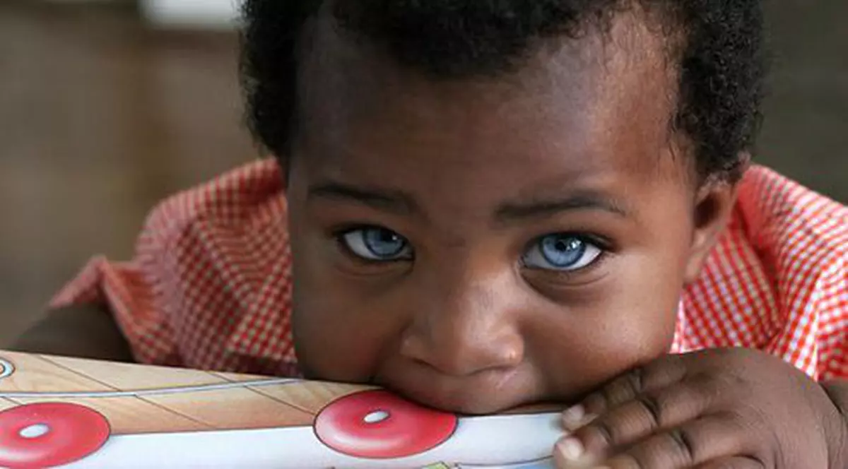 copilul cu cei mai frumosi ochi din lume este un afro-american