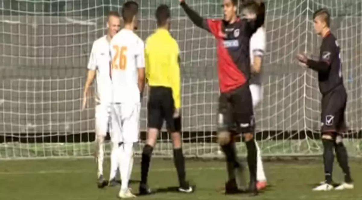 Jucătorii de la Sesvete (echipament închis) au protestat degeaba, fiindcă arbitrul a rămas ferm