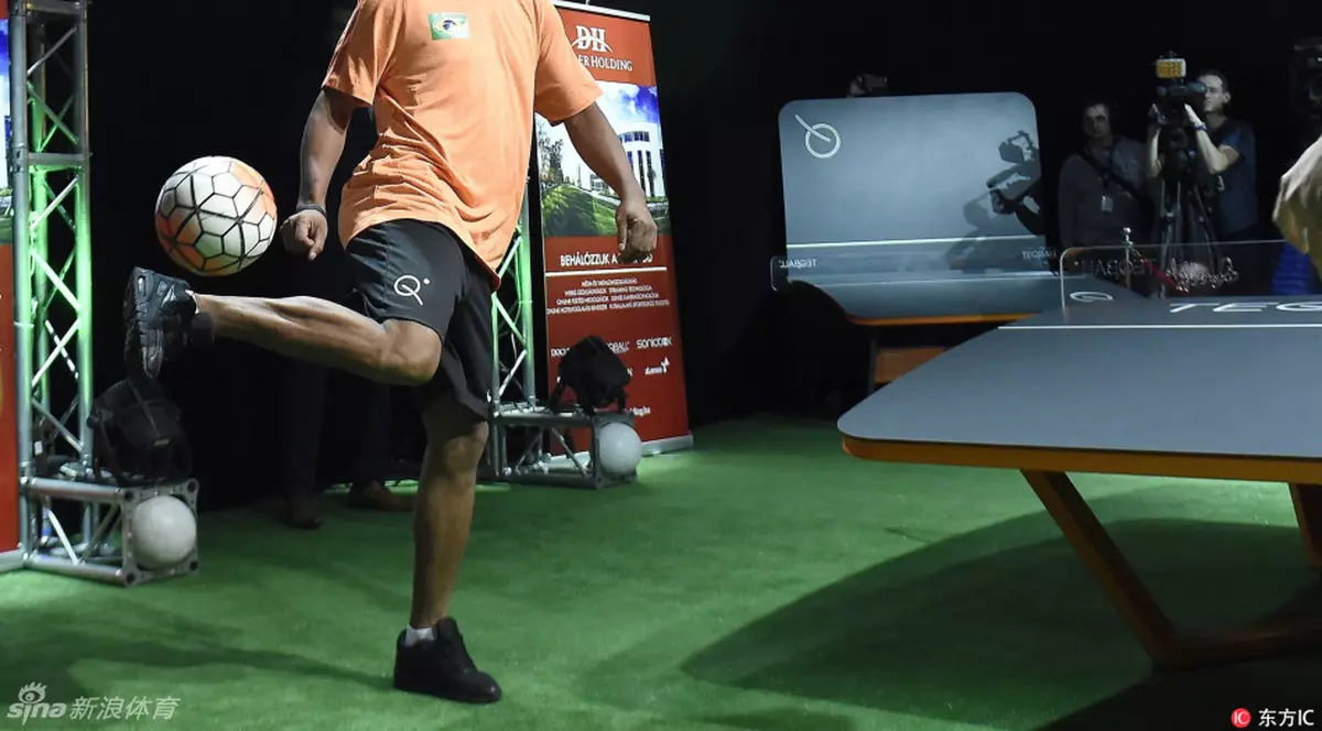 Ronaldinho s-a apucat de baschet