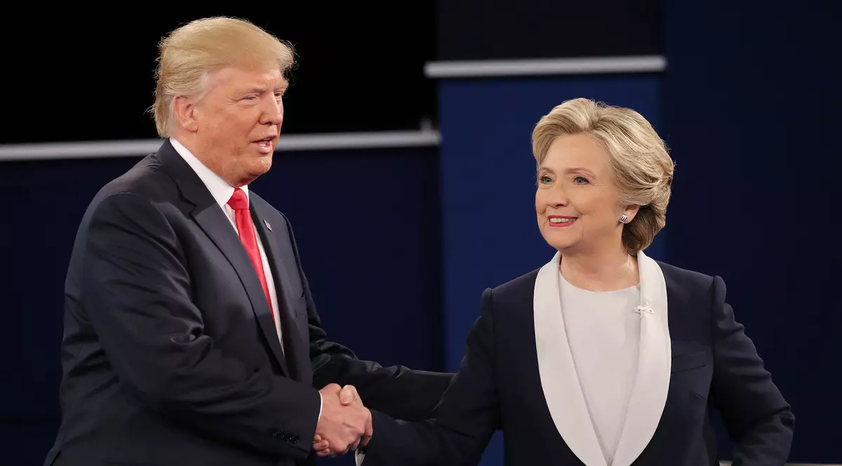 Alegeri SUA 2016 HIllary Clinton și Donald Trump dau mâna la finalul celei de-a doua dezbateri prezidentiale