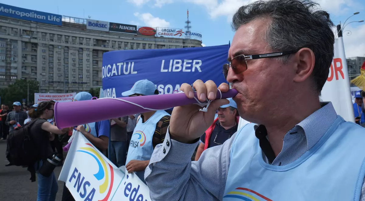 Fucţionarii din finanţele locale vor să intre în grevă generală