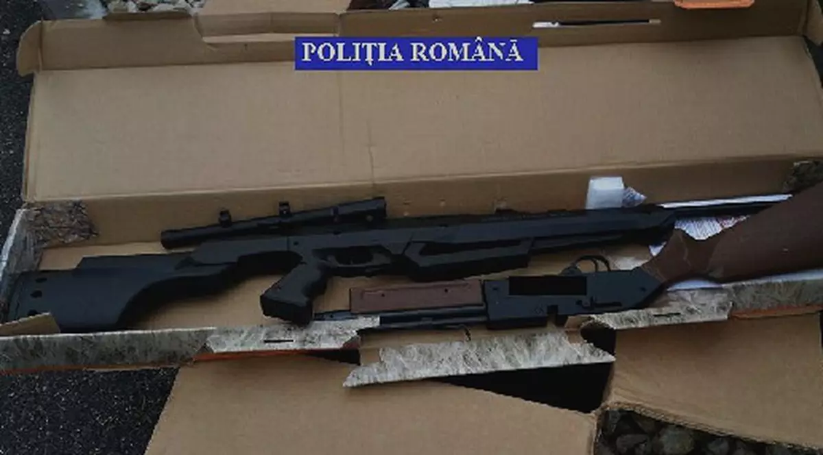 Un bărbat din Brașov a primit prin curier, din SUA, un colet cu două arme cu aer comprimat şi 6.000 de alice