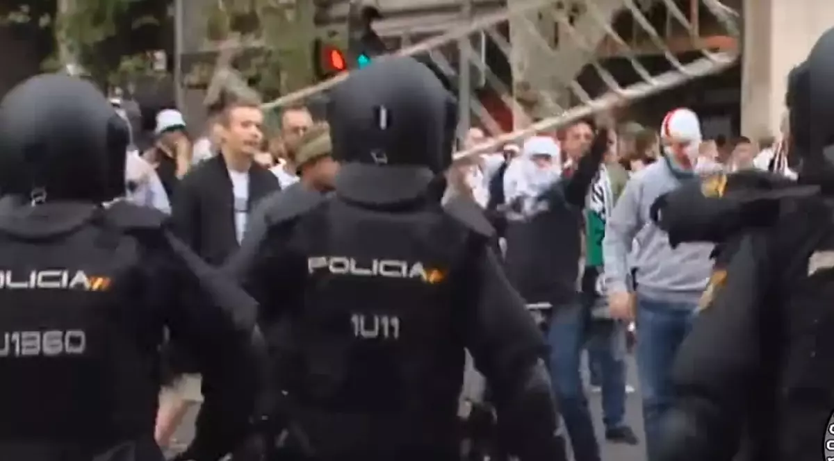 Fanii polonezi au aruncat cu garduri în oamenii de ordine
