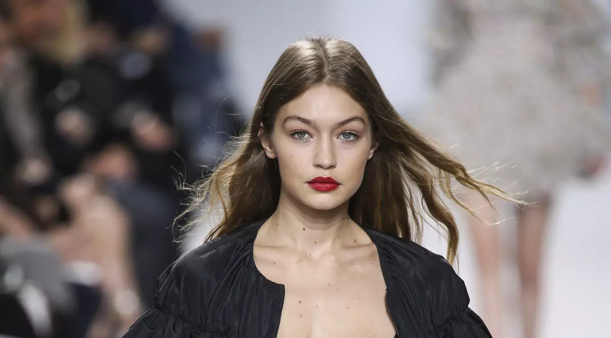 Gigi Hadid spune că sânii ei îi pun cariera de fotomodel în pericol. Ce defect are vedeta