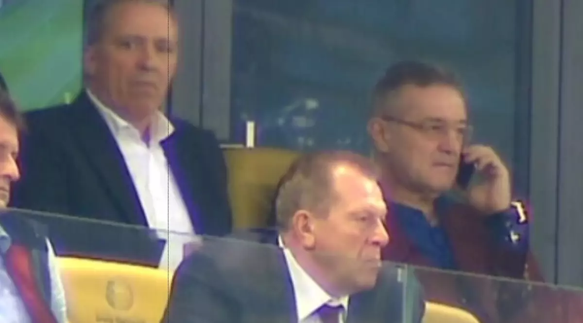 Gigi Becali sună în timpul jocului pe cineva