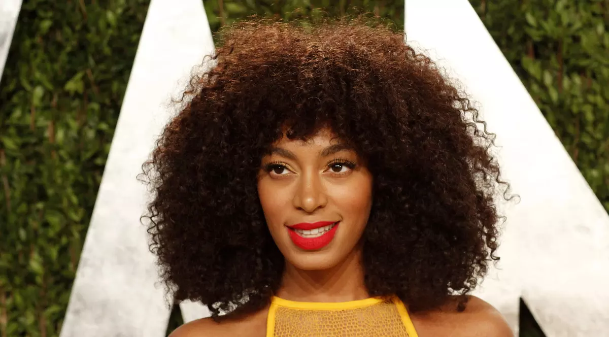 Solange Knowles, îmbrăcată doar cu ... vopsea aurie, în cel mai recent videoclip