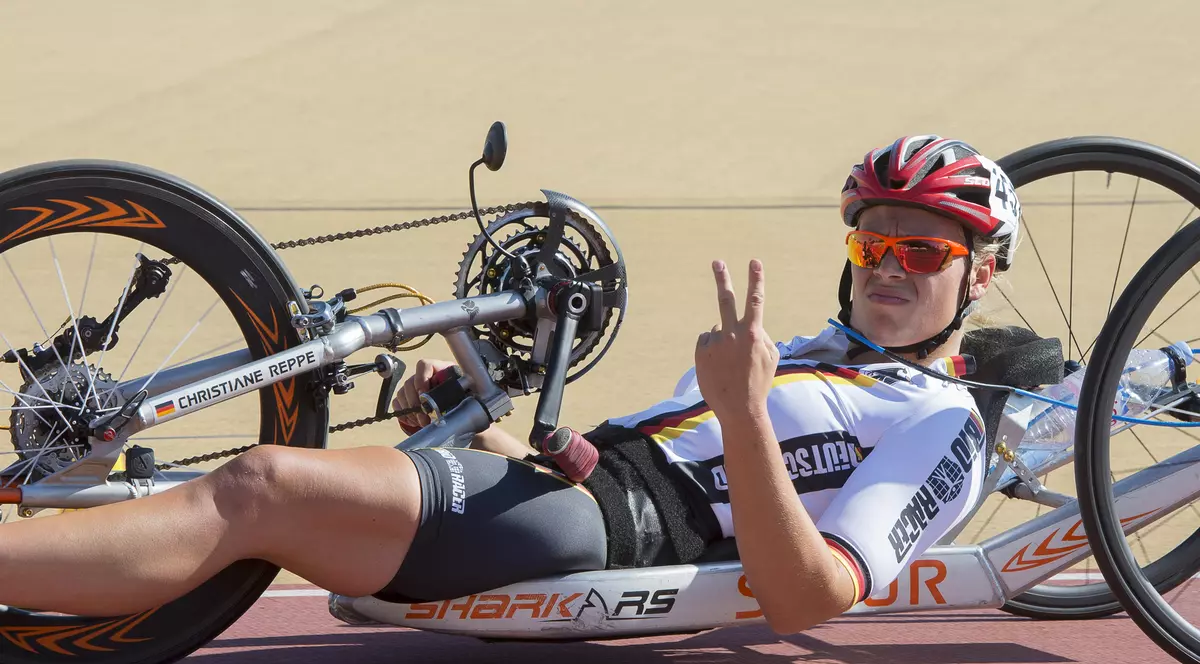 Christiane Reppe face semnul victoriei după fiecare medalie câştigată FOTO: EPA