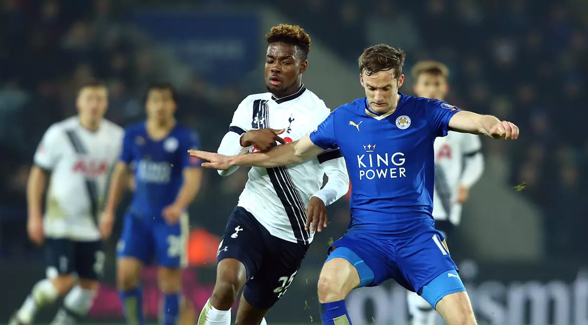 Andy King (stânga), jucătorul lui Leicester City, în duel cu Joshua Onomah, fotbalistul lui Tottenham. (FOTO: EPA)