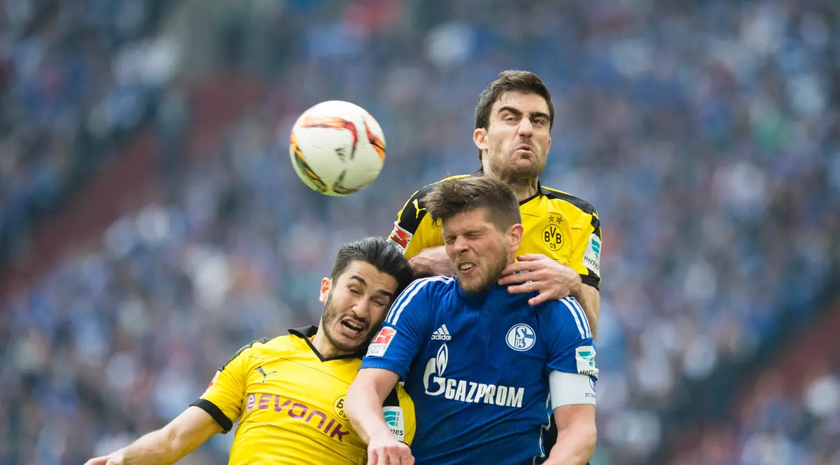 Huntelaar (în albastru), atacantul lui Schalke, într-un duel inegal cu Sahin şi Sokratis, mijlocaşul, respectiv fundaşul Borussiei Dortmund. (FOTO: EPA)