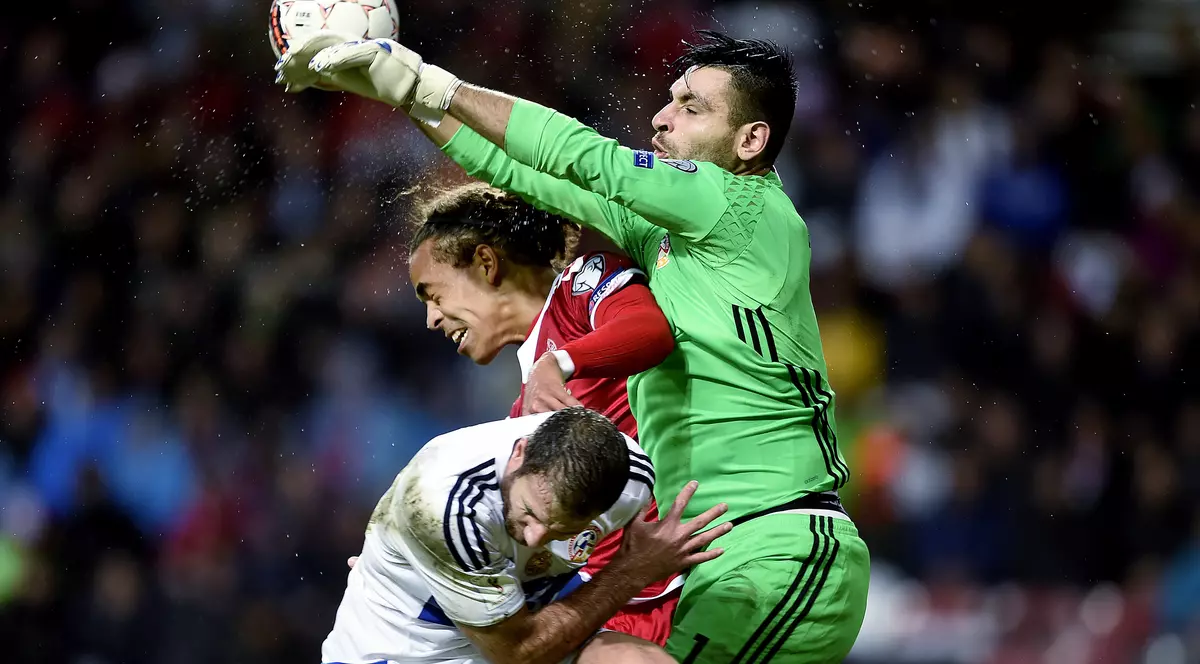 Portarul Armeniei, Arsen Beglaryan, a avut mult de furcă împotriva atacanților danezi în primul meci din preliminariile CM 2018 FOTO: EPA