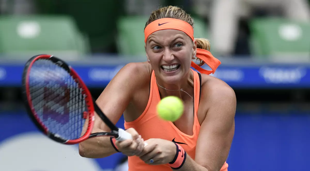 Petra Kvitova loveşte mingea puternic, cu racheta ţinută cu ambele mâini. (FOTO: EPA)