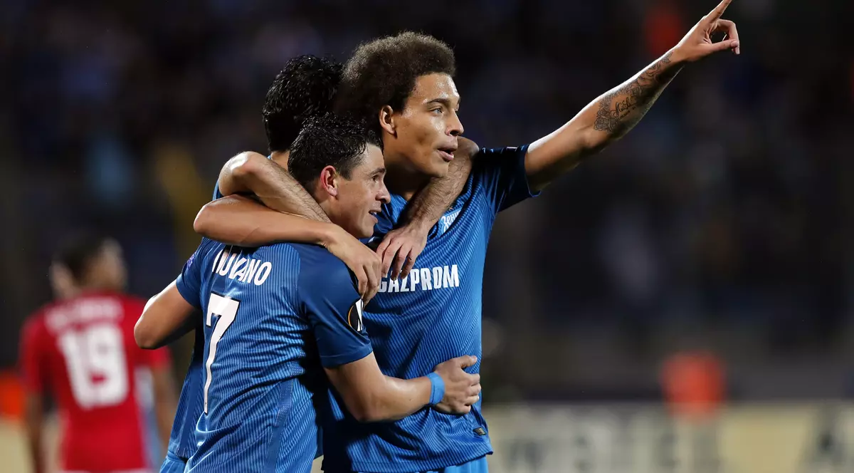 Axel Witsel, mijlocaşul lui Zenit, sărbătoreşte alături de colegi marcarea unui gol. (FOTO: EPA)