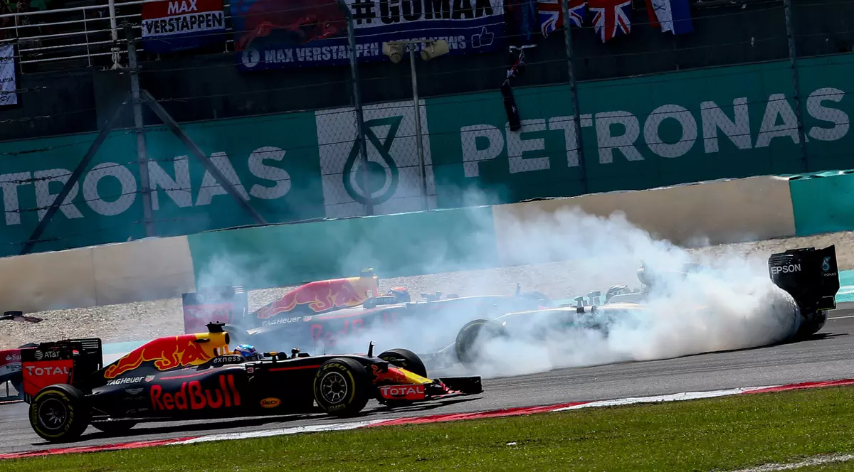 Formula 1. Ricciardo a câştigat Marele Premiu al Malaeziei. Hamilton a abandonat