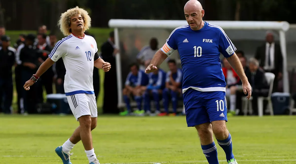 Preşedintele FIFA, Gianni Infantino (dreapta) a fost adversar cu legendarul Valderrama