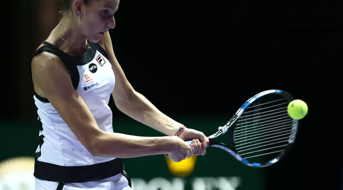 Karolina Pliskova execută reverul cu două mâini