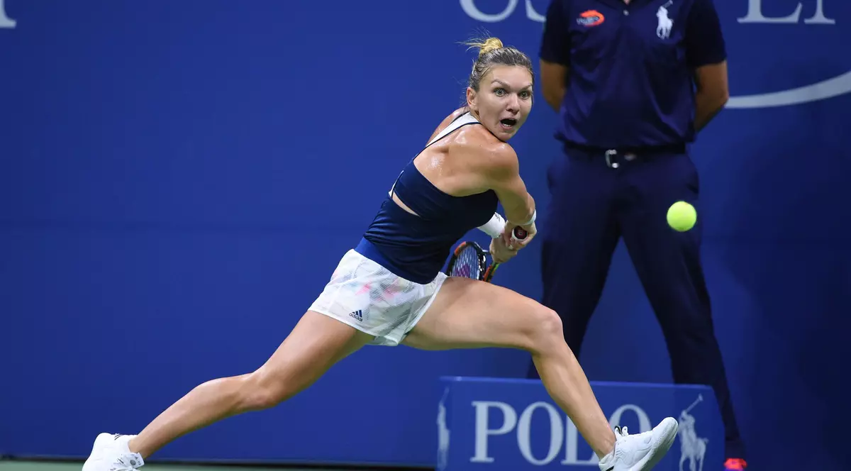 Simona Halep execută lovitura ei favorită: returul în lung de linie. (FOTO: HEPTA)