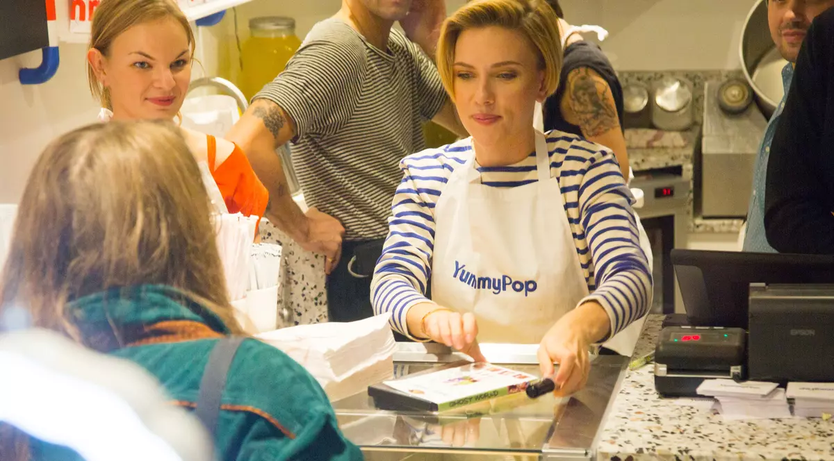 Scarlett Johansson a servit cu popcorn clienții magazinului pe care l-a deschis în Paris