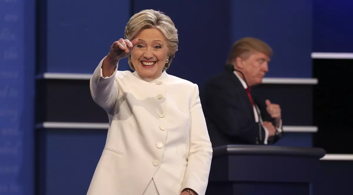 Hillary Clinton va lansa o carte