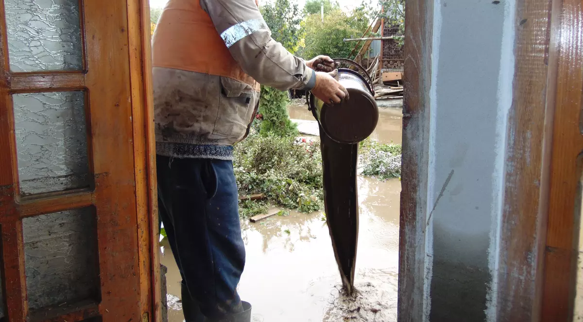 Zeci de familii au rămas pe drumuri în urma inundațiilor din județul Galați