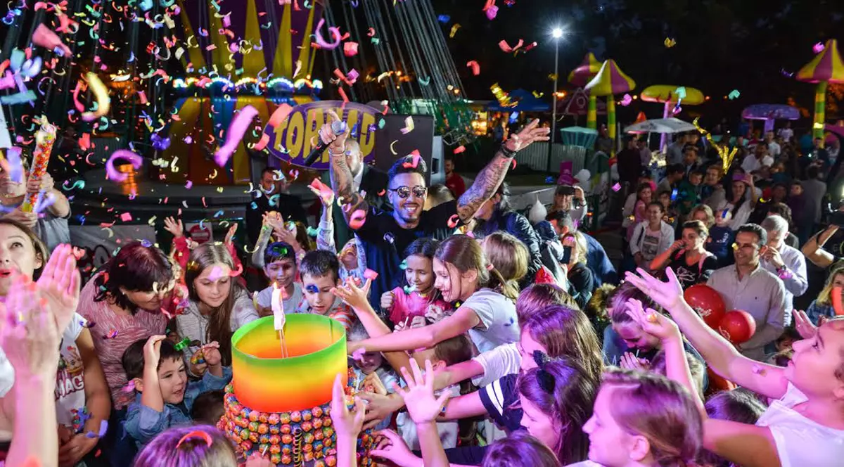 Alex Velea a împărțit tortul cu 300 de acadele la aniversarea unui parc din Capitală