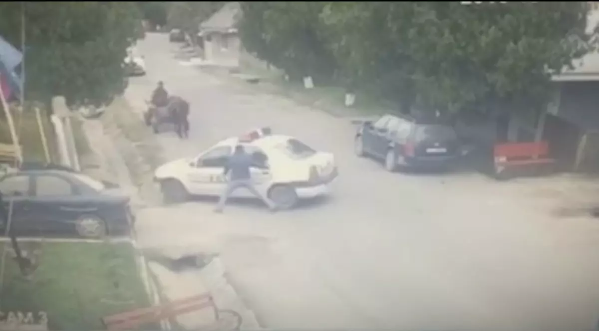 Mașină de poliție, scăpată de sub control. Polițista nu a tras frâna de mână